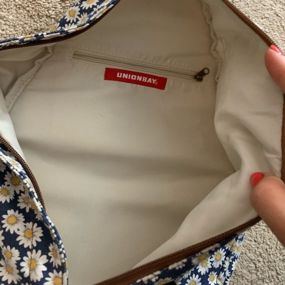 Daisy print one strap backpack - Picture 6 of 6